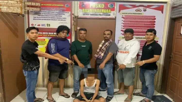 Anggota Satres Narkoba Polres Agam bersama pelaku pengedar sabu-sabu. Dok ANTARA/HO/Humas Polres Agam