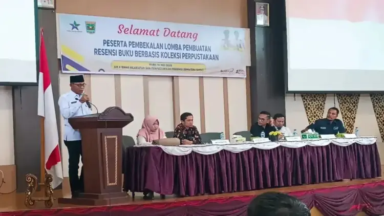 Dorong Minat Baca, Dinas Perpustakaan Sumbar Gelar Lomba Resensi Buku untuk Pelajar 1 Kepala Dinas Perpustakaan dan Kearsipan Sumbar, Jumaidi memberikan sambutan. (ANTARA/HO-ist)