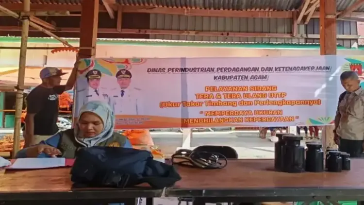 Tim dari Unit Pelaksana Teknis Daerah (UPTD) Metrologi Legal Dinas Perindustrian Perdagangan dan Ketenagakerjaan Agam sedang melakukan sidang tera dan tera ulang di Pasar Kayu Pasak. Dok ANTARA/HO/Humas Pemkab Agam