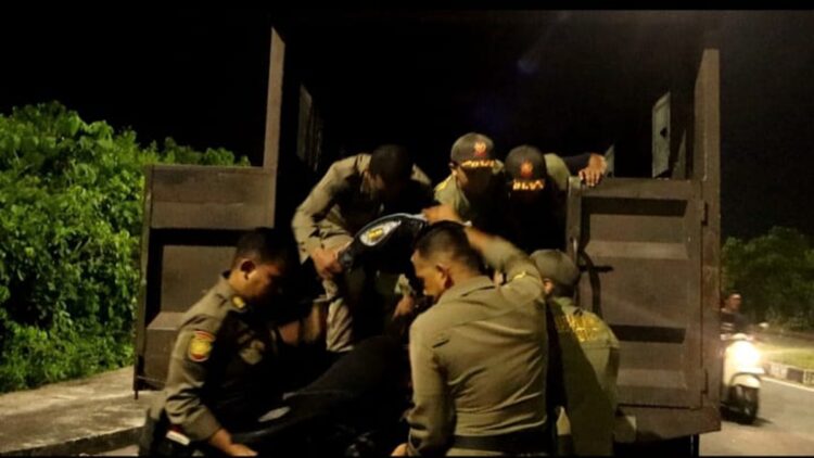 Satpol PP Padang mengamankan sejumlah motor yang terlibat aksi balap liar di kawasan Air Pacah. (Foto: Dok. Ist)