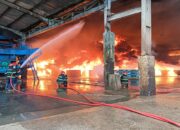 FLASH: Gudang PT Teluk Luas di Padang Dilaporkan Terbakar