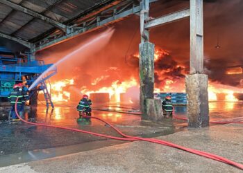 FLASH: Gudang PT Teluk Luas di Padang Dilaporkan Terbakar