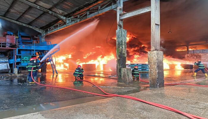 FLASH: Gudang PT Teluk Luas di Padang Dilaporkan Terbakar