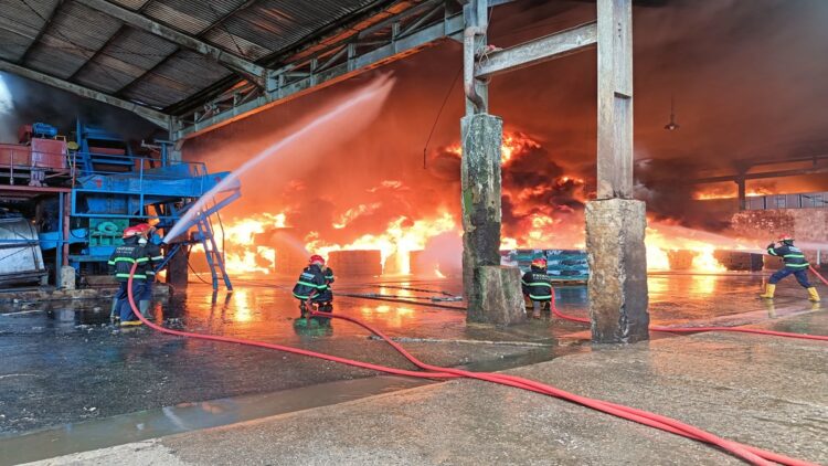Petugas Damkar Padang berjibaku memadamkan kebakaran di Gudang PT Teluk Luas, Batung Taba, Lubukbegalung, Kota Padang. (Foto: Dok. Ist)