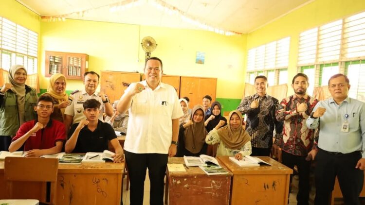 Wako Pariaman Tinjau Bimbel Sekolah Kedinasan Gratis, Berharap Generasi Unggul dari Keluarga Miskin 1 Wako Pariaman meninjau bimbel sekolah kedinasan gratis. (Foto: Dok.Ist)