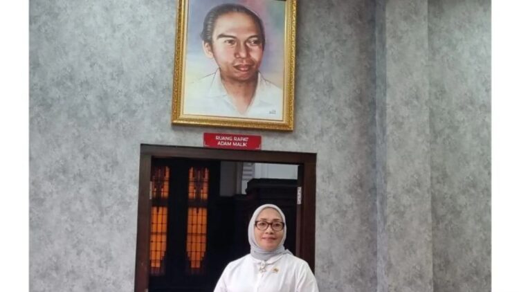 Menteri PPPA Rumuskan Pembatasan Medsos untuk Anak usai Terbitnya PP Tunas 1 Menteri Pemberdayaan Perempuan dan Perlindungan Anak Arifah Fauzi saat berkunjung ke Kantor LKBN Antara, Jakarta, Senin (19/5/2025). (ANTARA/Anita Permata Dewi)