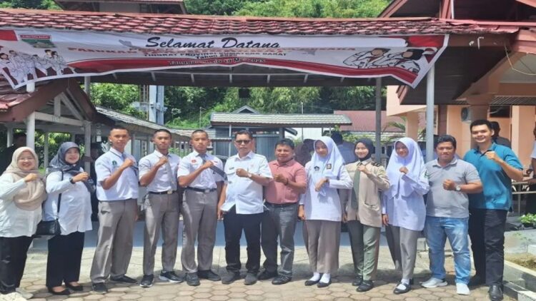 Kepala Badan Kesatuan Bangsa dan Politik Agam Bambang Warsito (tengah) sedang bersama enam siswa yang mengikuti seleksi Paskibraka provinsi. Dok ANTARA/HO/Kesbang Pol Agam