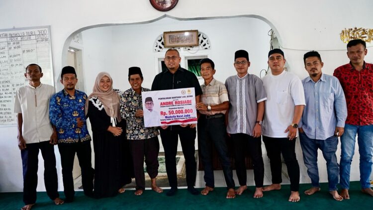 Wakil Ketua Komisi VI DPR RI Andre Rosiade menyerahkan bantuan untuk Mushalla Nurul Jadid Koto Tangah. (Foto: Dok. Ist)