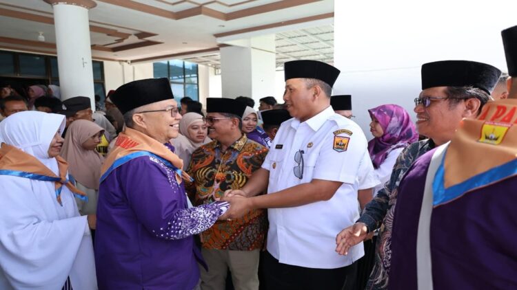 103 Calon Haji Kota Pariaman Dilepas Menuju Tanah Suci, Wawako Ingatkan Jaga Kesehatan-Kekompakan 1 Wawako Pariman melepas 103 calon haji kota Pariaman. (Foto: Dok. Ist)
