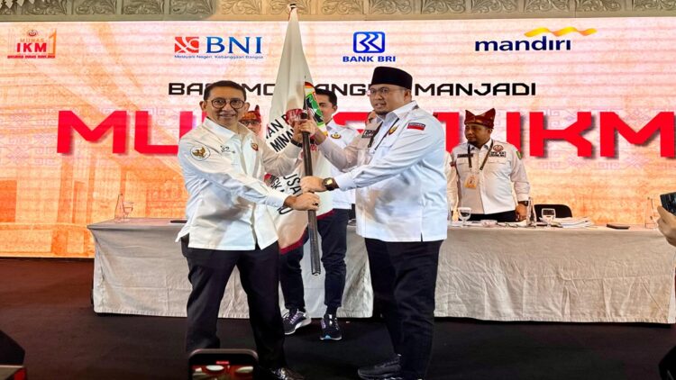 Sah! Andre Rosiade Terpilih jadi Ketua Umum IKM 2025-2030 1 Ketum demisioner DPP IKM periode 2016-2025 Fadli Zon menyerahkan bendera pataka kepada Ketum DPP IKM periode 2025-2030 Andre Rosidae. (Foto: Dok. Ist)
