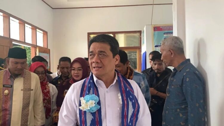 Wamendes Ajak Warga Awasi Jalannya Koperasi Merah Putih di Desa dan Kelurahan 1 Wamendes PDT RI Ahmad Riza Patria saat mengunjungi Koperasi Merah Putih Kelurahan Kadia, Kota Kendari, Sulawesi Tenggara (25/5/2025). (ANTARA/La Ode Muh Deden Saputra)