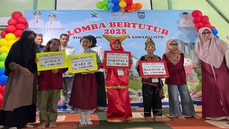 Para pelajar yang menjadi juara dalam lomba bertutur di Perpustakaan Umum Adinegoro Kota Sawahlunto minggu kemaren. (Antarasumbar/HO-dokumentasi panitia lomba)