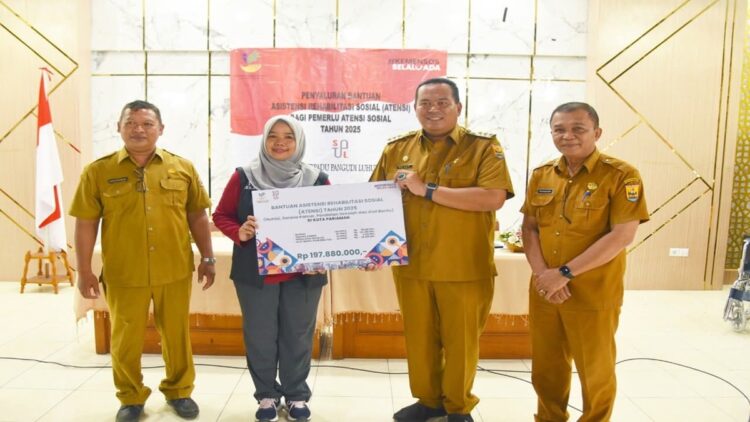 142 Warga PPKS di Pariaman Terima Bantuan dari Kemensos melalui STPL Bekasi 1 Wako Pariaman menyerahkan bantuan Atensi kepada 142 PPKS. (Foto: Dok. Ist)