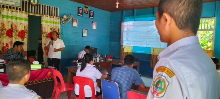 Dinas Kominfo Kabupaten Nias, Sumatera Utara (sumut) saat melakukan edukasi terkait persiapan SAQ untuk pelaksanaan Keterbukaan Informasi Publik Tahun 2025 di Desa Hiligodu Tanose'o, Kecamatan Hiliduho, Rabu 28 Mei 2025. (Foto: Dok. Radarsumbar.com/Putra Tanhar).