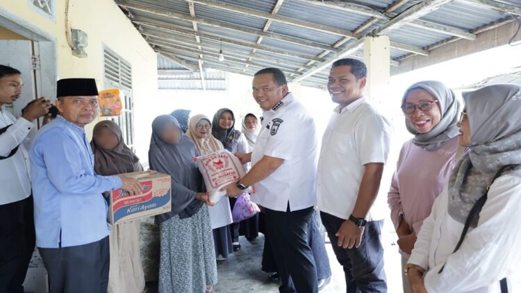 Wako Pariaman memberikan santunan untuk korban kekerasan seksual anak. (Foto: Dok. Ist)