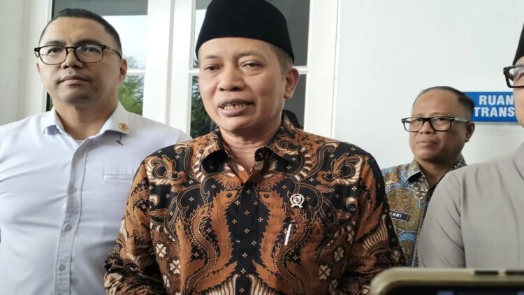 Wamenkop: 80 Ribu Koperasi Merah Putih Bisa Tekan Kemiskinan Ekstrem di Indonesia 1 Wakil Menteri Koperasi (Wamenkop) Ferry Juliantono saat diwawancarai di Kota Padang, Sumatera Barat, Kamis (29/5/2025). ANTARA/Muhammad Zulfikar