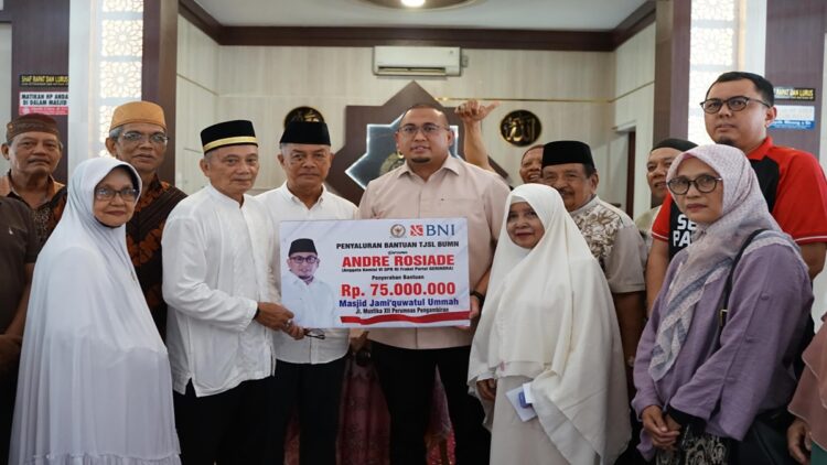 Wakil Ketua Komisi VI DPR RI Andre Rosiade menyerahkan bantuan untuk Masjid Jami'quwatul Ummah di Lubeg, Padang. (Foto: Dok. Ist)