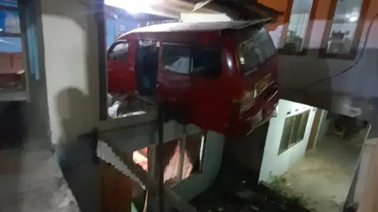Angkot Indarung Hantam Lantai Dua Rumah Warga di Batu Gadang, Diduga Rem Blong 1 Angkot hantam lantai dua rumah warga di Batu Gadang. (dok. istimewa)