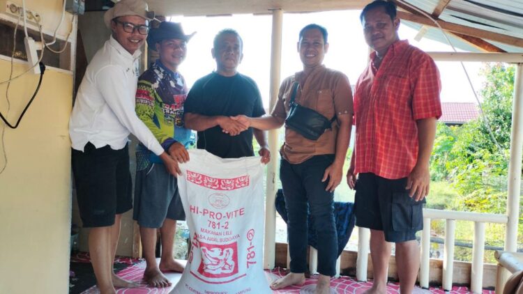PTPN Regional 4 Bantu Petani Pakan Ikan 1 bantuan pakan ikan dari PTPN IV Regional 4