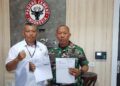 PT Semen Padang dan TNI AL Pulihkan Irigasi, Hidupkan 35 Hektare Lahan Pertanian di Solok Selatan 3 Staf TJSL Unit CSR PT Semen Padang, Nurwan, foto bersama dengan perwakilan Lantamal II Padang usai penyerahan bantuan 250 zak semen untuk mendukung program Karya Bhakti TNI AL. (dok. Humas)