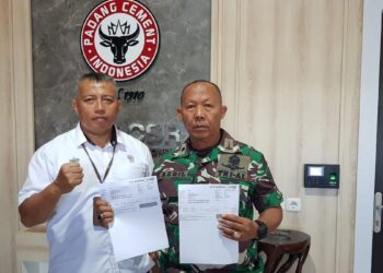 Staf TJSL Unit CSR PT Semen Padang, Nurwan, foto bersama dengan perwakilan Lantamal II Padang usai penyerahan bantuan 250 zak semen untuk mendukung program Karya Bhakti TNI AL. (dok. Humas)