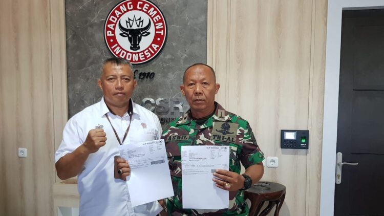 PT Semen Padang dan TNI AL Pulihkan Irigasi, Hidupkan 35 Hektare Lahan Pertanian di Solok Selatan 1 Staf TJSL Unit CSR PT Semen Padang, Nurwan, foto bersama dengan perwakilan Lantamal II Padang usai penyerahan bantuan 250 zak semen untuk mendukung program Karya Bhakti TNI AL. (dok. Humas)