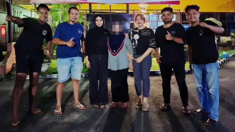 Wanita muda diamankan Tim Satreskrim Polresta Padang karena melakukan pencurian uang di toko tempatnya bekerja. (dok. istimewa)