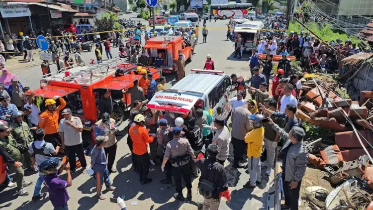 Update: 12 Penumpang Meninggal dalam Kecelakaan Maut Bus ALS di Padang Panjang 1 Evakuasi korban kecelakaan bus ALS di Padang Panjang. (dok. Basarnas Padang)