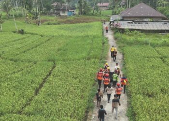 Warga yang Hanyut saat Memancing di Sungai Lubuak Kasai Pasaman Ditemukan Meninggal 10 Evakuasi warga yang hanyut di Sungai Lubuak Kasai, Pasaman yang ditemukan meninggal. (dok. Basarnas Padang)