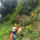 Evakuasi orang terjepit pohon di Gunung Pangilun. (dok. Basarnas Padang)