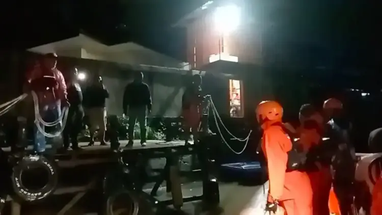 Tujuh Nelayan Dievakuasi Selamat Usai Kapal Mati Mesin di Perairan Pulau Air Padang 1 Evakuasi tujuh nelayan yang terombang-ambing di Perairan Pulau Air, Padang. (dok. istimewa)