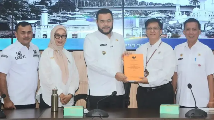 Exit Meeting dengan BPK RI di Sumbar, Wako Fadly Amran: Temuan Jadi Bahan Evaluasi 1 Exit meeting Pemko Padang dengan BPK RI Perwakilan Sumbar. (dok. Prokopim)