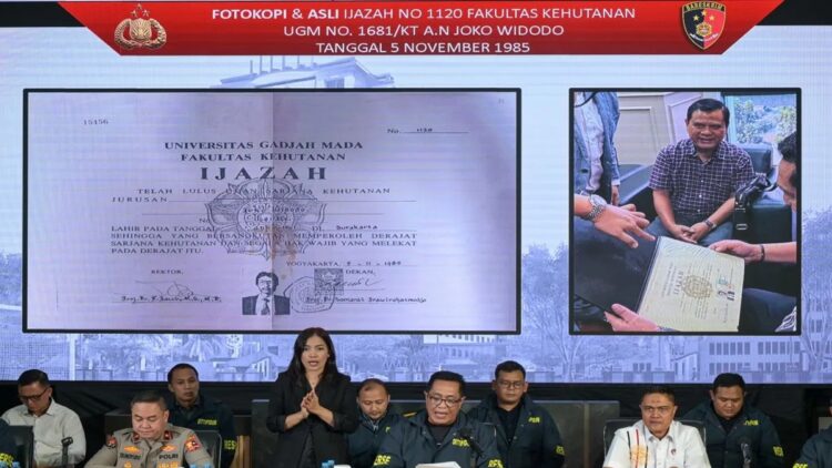Bareskrim Polri Pastikan Ijazah Jokowi Asli usai Uji Forensik Dokumen 1 Direktur Tindak Pidana Umum (Dirtipidum) Bareskrim Polri Brigjen Pol. Djuhandhani Rahardjo Puro (keempat kanan) bersama Karopenmas Divisi Humas Polri Brigjen Pol Trunoyudo Wisnu Andiko (kedua kiri) dan Kepala Pusat Laboratorium Forensik (Kapuslabfor) Bareskrim Polri Brigjen Pol. Sudjarwoko (kedua kanan) memberikan keterangan saat konferensi pers tentang hasil penyelidikan pengaduan masyarakat tentang dugaan tindak pidana terkait ijazah Presiden ke-7 RI Joko Widodo di Bareskrim Mabes Polri, Jakarta, Kamis (22/5/2025). ANTARA FOTO/Fauzan/tom. (ANTARA FOTO/FAUZAN)