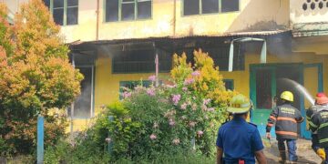 Kebakaran Hanguskan Bangunan Kosong di Padang Barat, Kerugian Capai Rp50 Juta 8 Personil damkar melakukan pemadaman terhadap kebakaran bangunan kosong di kawasan Jalan Juanda, Kota Padang. (dok. Damkar Padang)