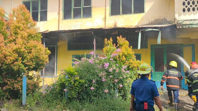 Kebakaran Hanguskan Bangunan Kosong di Padang Barat, Kerugian Capai Rp50 Juta 1 Personil damkar melakukan pemadaman terhadap kebakaran bangunan kosong di kawasan Jalan Juanda, Kota Padang. (dok. Damkar Padang)