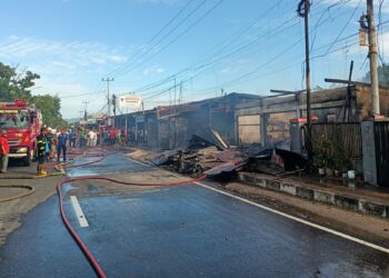 Kebakaran melanda lima petak toko di pinggir Jalan Hamka, Kecamatan Padang Utara, Kota Padang. (dok. Damkar Kota Padang)