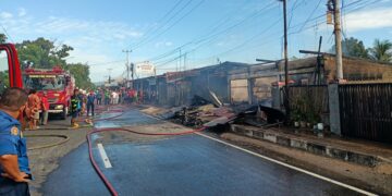 Empat Kebakaran Terjadi dalam Sehari di Padang, Total Kerugian Lebih dari Rp2 Miliar 8 Kebakaran melanda lima petak toko di pinggir Jalan Hamka, Kecamatan Padang Utara, Kota Padang. (dok. Damkar Kota Padang)