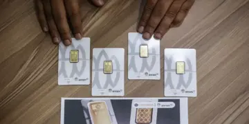 Arsip foto - Pekerja menunjukkan emas yang dijual di Butik Emas Logam Mulia PT. Aneka Tambang (ANTAM) Setiabudi One, Jakarta, Selasa (18/2/2025). ANTARA FOTO/Dhemas Reviyanto/focpri.