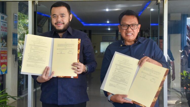 Pemko Padang Serahkan Satu Unit Mobnas untuk Operasional BNNP Sumbar 1 Kesepakatan penyerahan mobil dinas untuk BNNP Sumbar. (dok. istimewa)