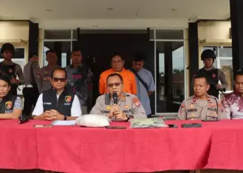 Konferensi pers terkait pembunuhan anak tiri di Dharmasraya. (dok. istimewa)