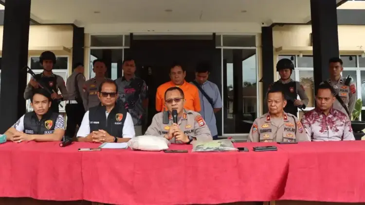 Terungkap! Pelaku Pembunuhan di Dharmasraya Jadikan Anak Tirinya 'Samsak' hingga Meninggal 1 Konferensi pers terkait pembunuhan anak tiri di Dharmasraya. (dok. istimewa)