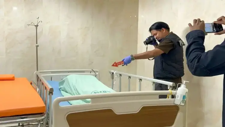 Tim Inafis Polda Sumatera Barat melakukan identifikasi warga binaan yang meninggal dunia diduga keracunan minuman keras oplosan di Rumah Sakit Achmad Mochtar (RSAM) Bukittinggi, Kamis (1/5). (Antara/HO-Aruna Disa)