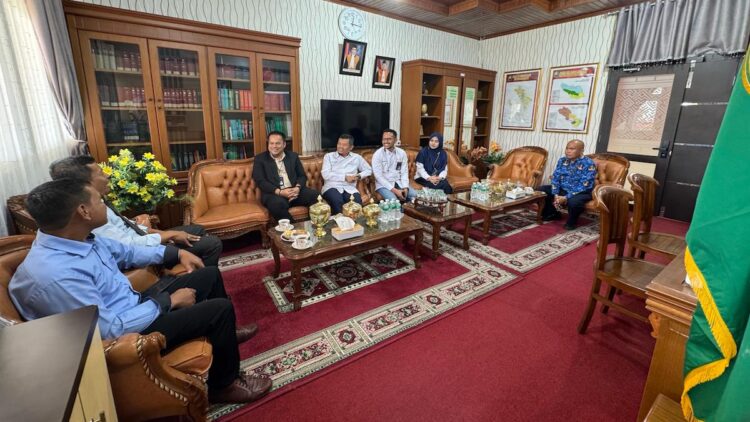 Sinergi PLN UP3 Bukittinggi dengan PN Bukittinggi dalam layanan. (dok. Humas PLN)