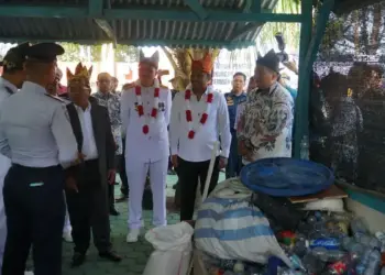 Wagub Vasko dan rombongan meninjau lokasi pengolahan sampah di Poltekpel Sumbar. (dok. adpsb)