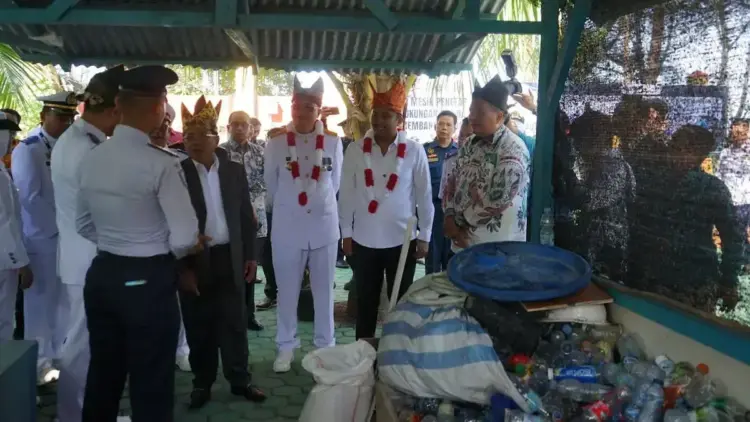Wagub Vasko dan rombongan meninjau lokasi pengolahan sampah di Poltekpel Sumbar. (dok. adpsb)