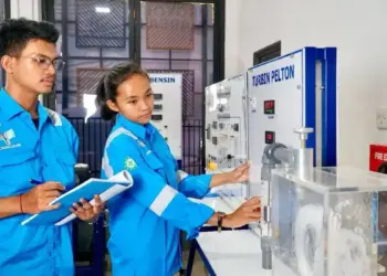 Mahasiswa ITPLN sedang melakukan pembelajaran di laboratorium kampus. (dok. Humas PLN)