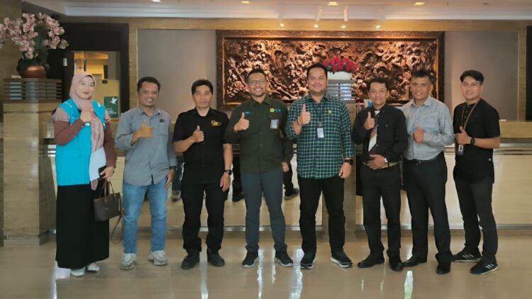 Manajemen PLN UP3 Bukittinggi usai audiensi dan melakukan kunjungan kemitraan strategis ke dua hotel berbintang. (dok. Humas)
