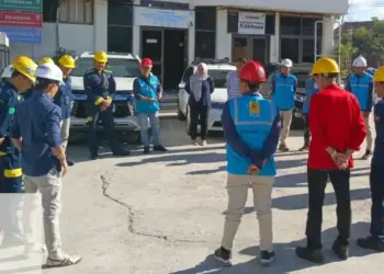 Apel pagi sebelum melakukan layanan prima yang digelar rutin petugas PLN UP3 Bukittinggi. (dok. istimewa)