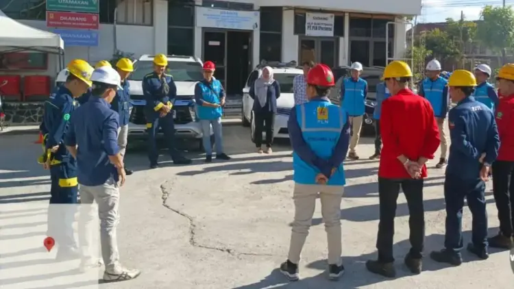 Apel pagi sebelum melakukan layanan prima yang digelar rutin petugas PLN UP3 Bukittinggi. (dok. istimewa)