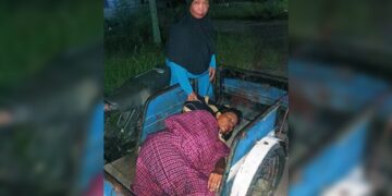 Pasien KIS di Padang dibawa menggunakan betor saat dibawa ke RSUD dr Raisin namun ditolak. (dok. istimewa)